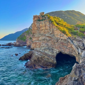 심천 최고의 해안 탈출 : Cliffside Trails & Glass-Clear Bays