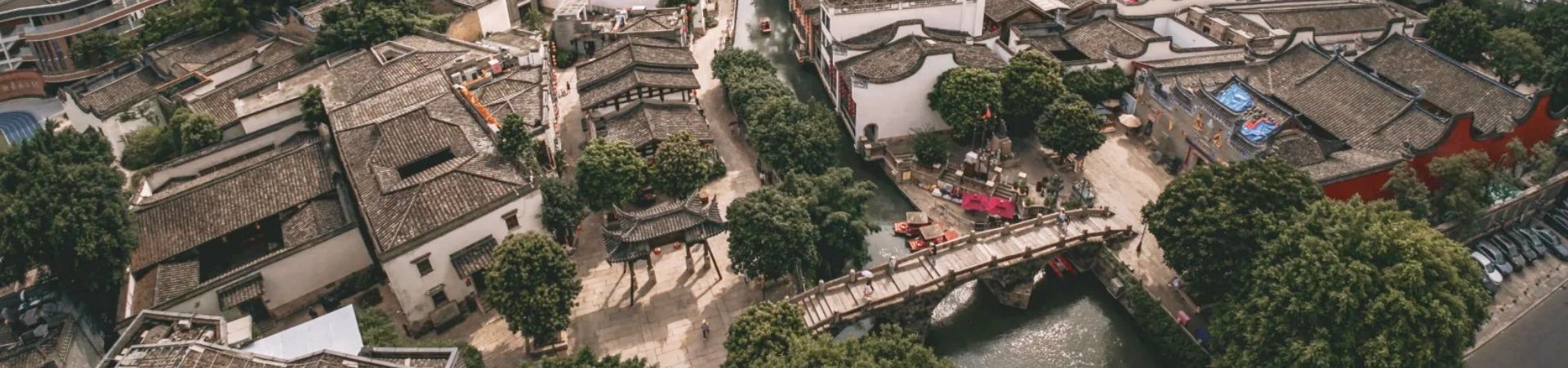 Trois voies et sept allées