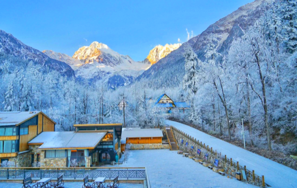 Glacier Hailuogou : une ère glaciaire à portée de main et un royaume secret des sources thermales de neige