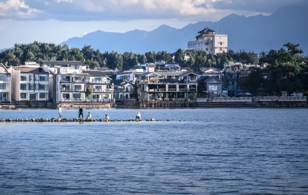Shuanglong Ancienne Ville: Un voyage sans soucis de Erhai Village de pêche à la péninsule d'Art