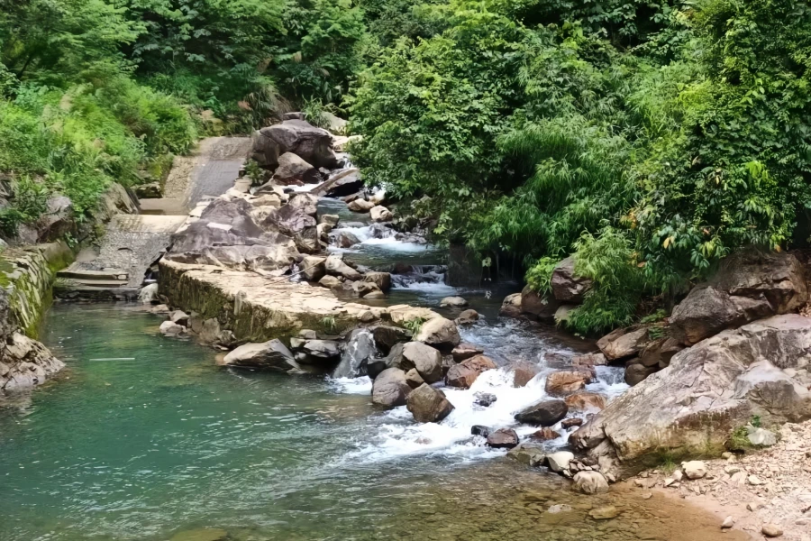 La montagne Bijia : un canyon et une chute d'eau le long de la rivière Beijiang-3