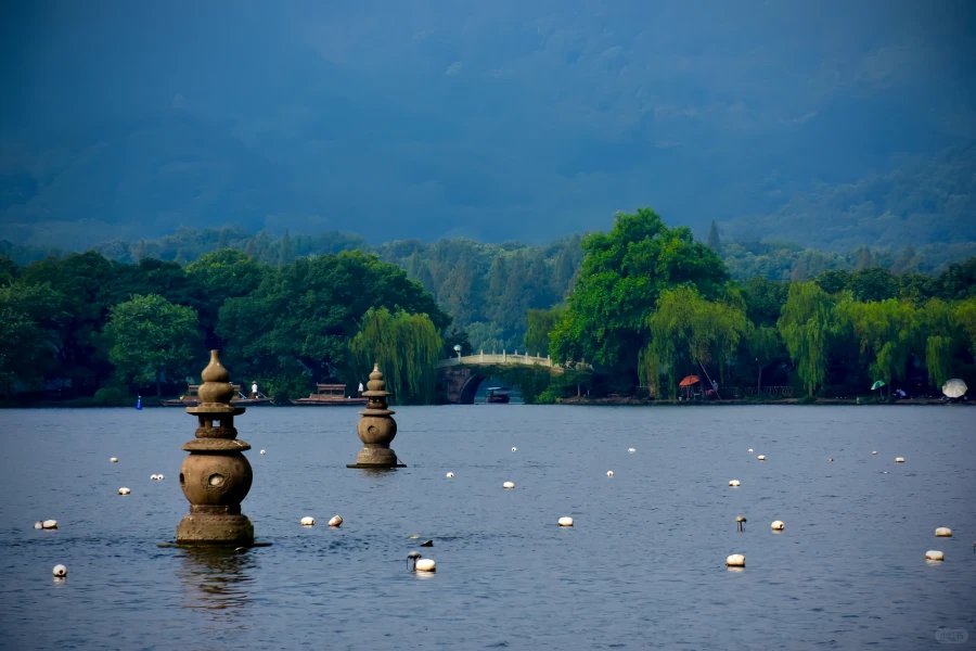 Trois pools Mirroring the Moon: A Garden-Making Journey du projet de dragage de la chaussée Su à une icône culturelle de West Lake