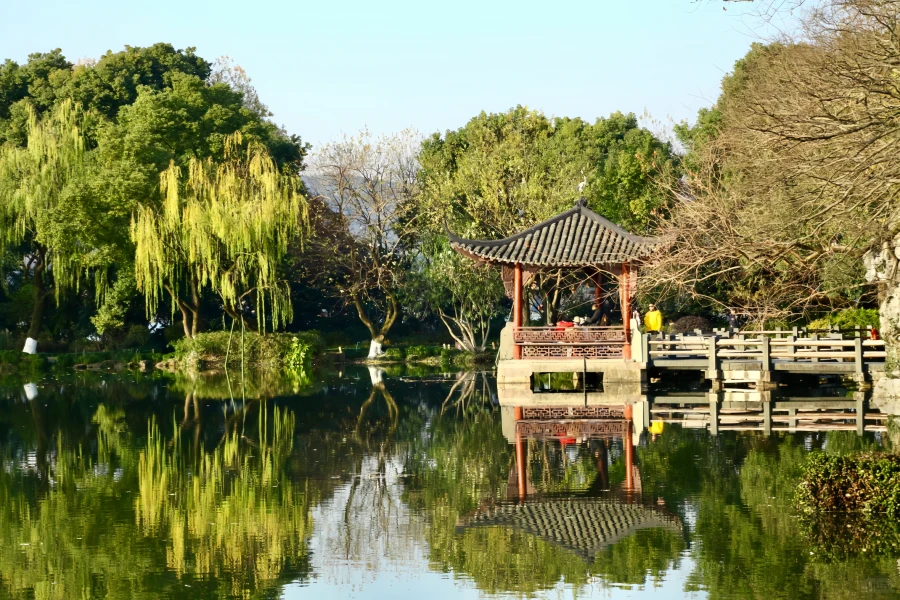 Trois pools Mirroring the Moon: A Garden-Making Journey du projet de dragage de la chaussée Su à une icône culturelle de West Lake-3