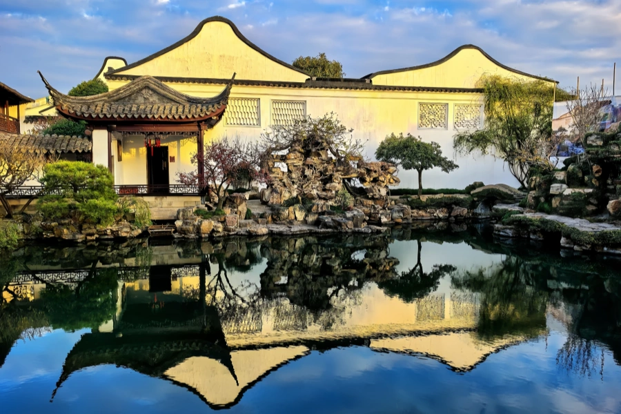 Maître du Jardin des Nets : Un vaste monde niché dans une petite forêt de montagne