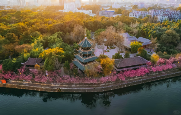 Wangjianglou Parc : Un repère poétique et une mémoire urbaine par la rivière Jinjiang