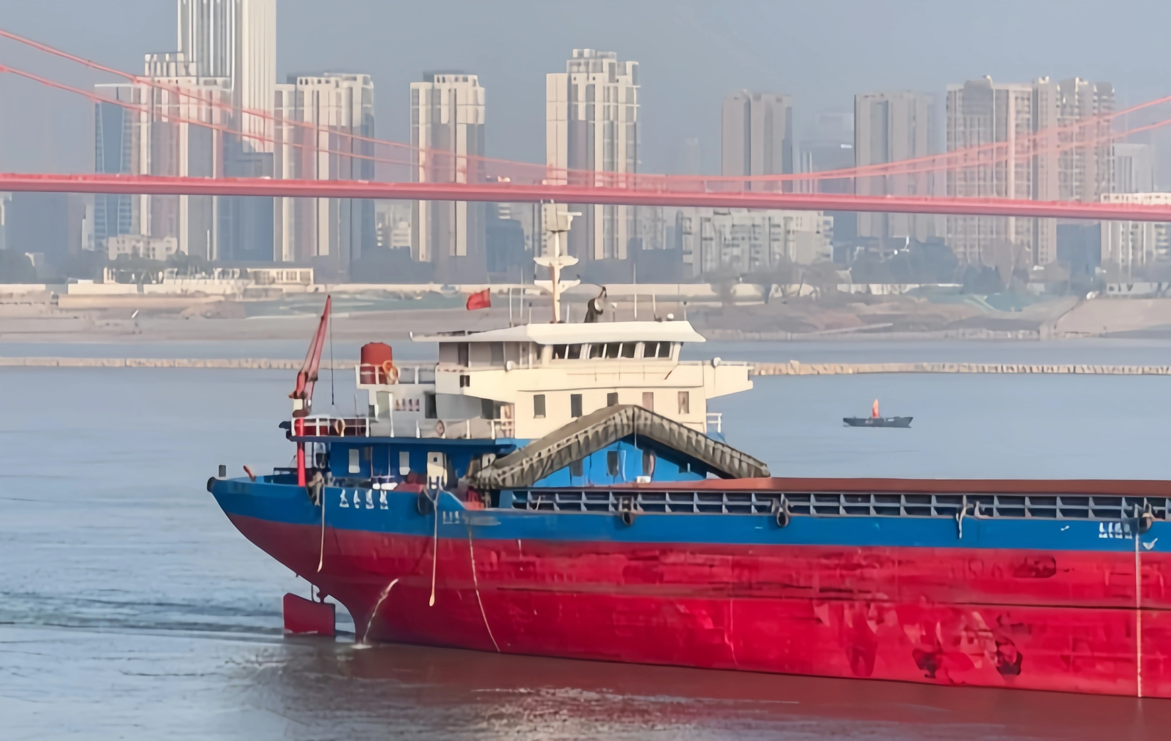 Chongqing Yangtze River Cruise: Eine mobile Aussichtsplattform vom Floating Palace am Fluss zu den malerischen Bergen und Flüssen-3