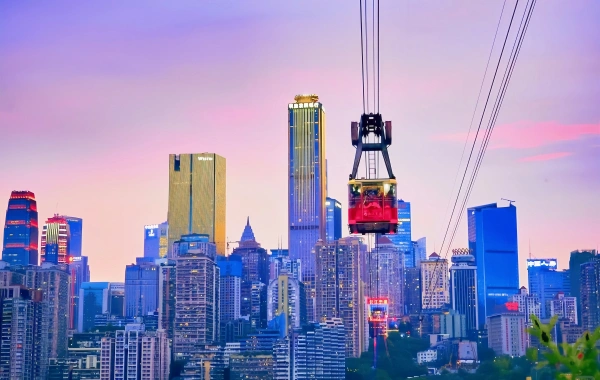 Visite nocturne de la rivière Chongqing Yangtze : une rivière étoilée qui coule sur le dos de la ville de montagne
