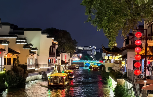 Confucius Temple: Un voyage à travers la vie de rue buste et la splendeur dorée des Six Dynasties-2