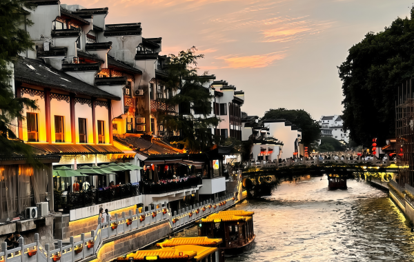 Confucius Temple: Un voyage à travers la vie de rue buste et la splendeur dorée des Six Dynasties-3