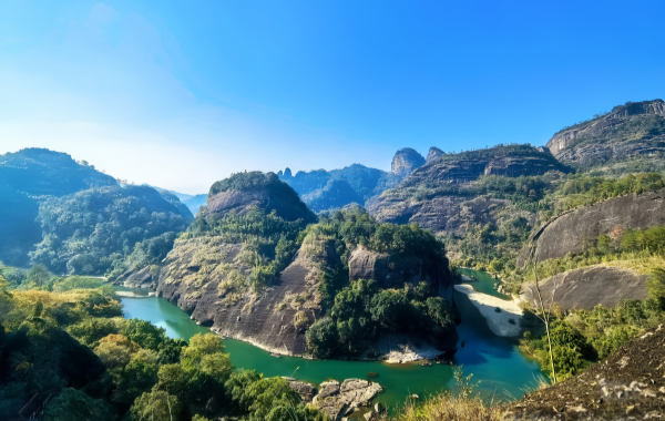 La montagne de Wuyi : un joyau caché de la culture du thé, un site du patrimoine mondial au milieu des eaux émeraudes et des pics de Crimson