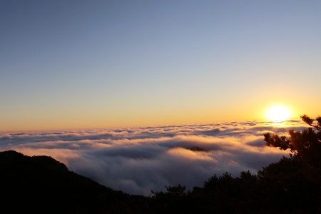Découvrez la beauté de la montagne Huangshan et l'histoire de l'ancien village
