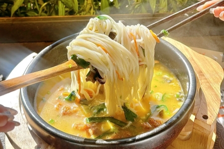 Yunnan’s Secret Bites: Cross-Bridge Noodles & Wild Mushroom Hotpot