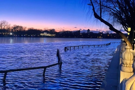 A must eat list for a night tour of Shichahai in Beijing for 50 yuan!