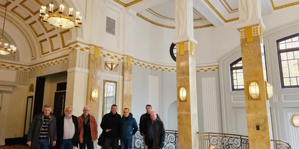 1739266130072.jpg 法国游客漫步上海老法租界.jpg