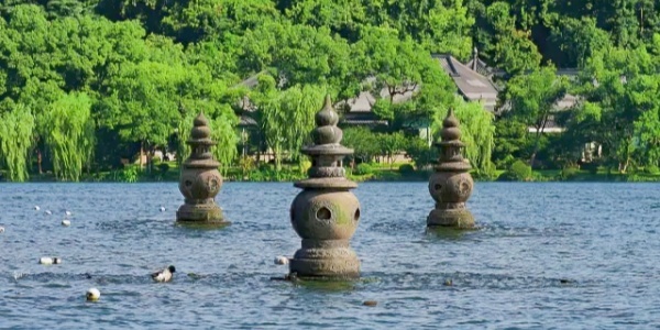 day trips in hangzhou,west lake.jpg