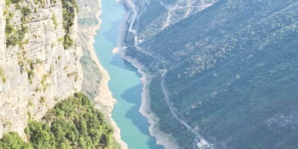 1745460685327.jpg Chongqing travel,China travel,Is it better to visit Chengdu or Chongqing,mountain.jpg