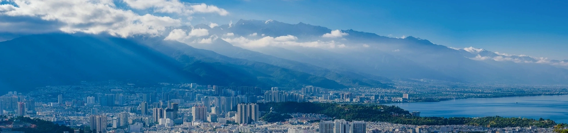La Tour de Garde millénaire du toit du monde au Sommet du vent, des fleurs, de la neige et de la lune