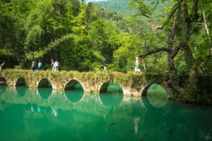 Pont Xiaoqikong : un voyage à travers la galerie Karst Aquarelle sur Terre