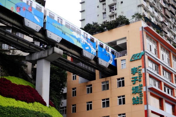 Liziba Light Rail Station: Eine Fantasiereise durch die Dreidimensionale Bergstadt und ein visuelles Wunder der Cyber Magic